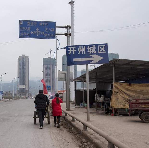 Đi bộ 2000km, ngủ dưới gầm cầu và chuồng bò trong 2 tháng để về quê ăn Tết, cặp vợ chồng bất cẩn nổi tiếng với gần 200 nghìn người hâm mộ - Ảnh 3. Đi bộ 2000km, ngủ dưới gầm cầu và chuồng bò trong 2 tháng để về quê ăn Tết, cặp vợ chồng bất cẩn nổi tiếng với gần 200 nghìn người hâm mộ - Ảnh 3.