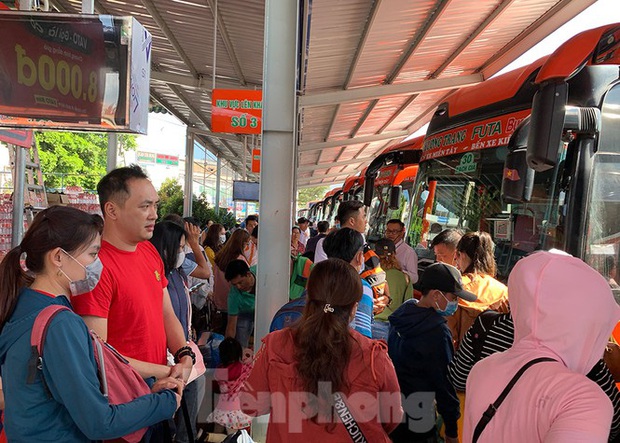 Mùng 1 Tết, bến xe miền Tây đông kín người đổ về quê - Ảnh 7. Mùng 1 Tết, bến xe miền Tây đông kín người đổ về quê - Ảnh 7.