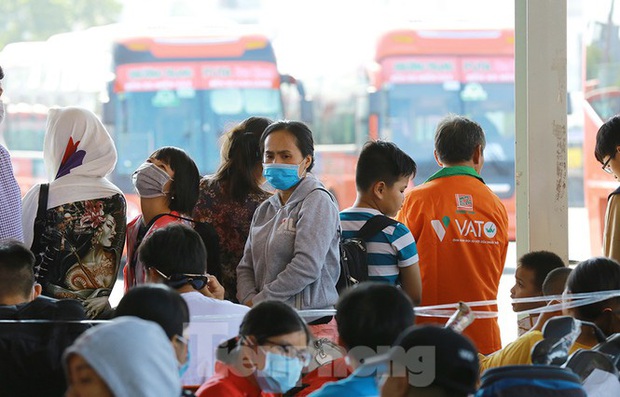 Mùng 1 Tết, bến xe miền Tây đông kín người đổ về quê - Ảnh 10. Mùng 1 Tết, bến xe miền Tây đông kín người đổ về quê - Ảnh 10.