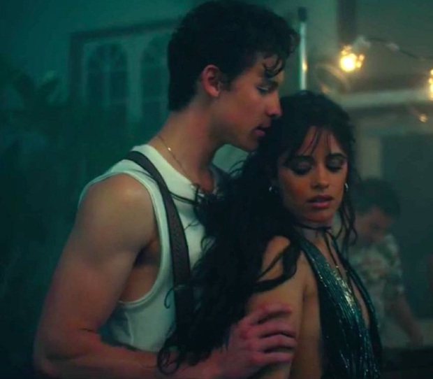 Cặp đôi Camila Cabello - Shawn Mendes sẽ chỉ mặc độc... quần áo lót lên sân khấu nếu thắng giải tại Grammy năm nay! - Ảnh 3. Cặp đôi Camila Cabello - Shawn Mendes sẽ chỉ mặc độc... quần áo lót lên sân khấu nếu thắng giải tại Grammy năm nay! - Ảnh 3.
