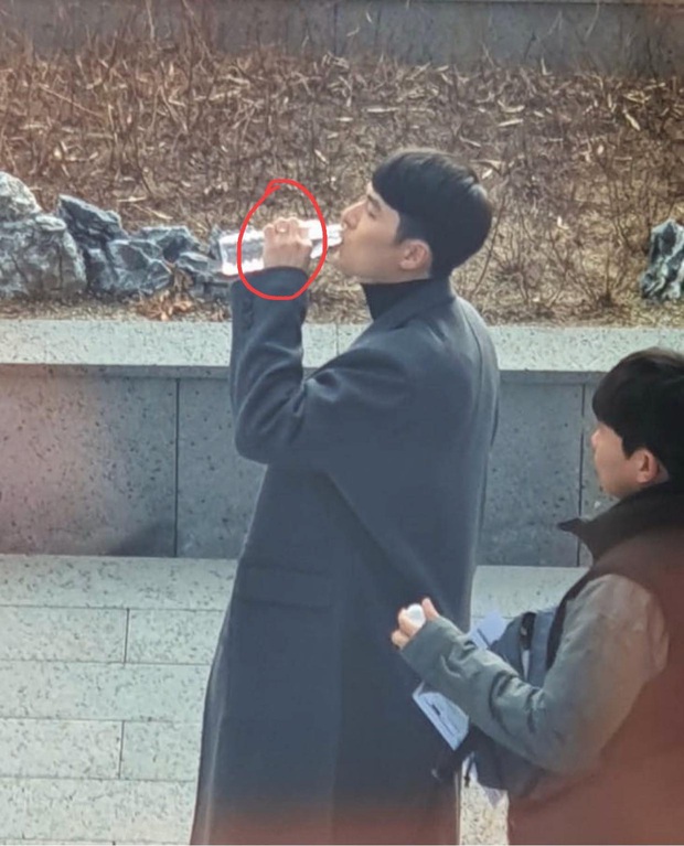 Phát hiện vật thể lạ trên ngón áp út của Hyun Bin ở hậu trường Crash Landing On You, anh đã cưới cô nào rồi ư? - Ảnh 1.