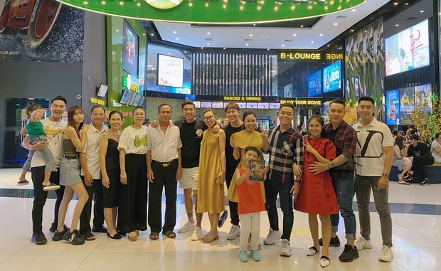 Dàn sao Running Man Việt đón Tết: Lan Ngọc rủ đại gia đình đi xem Gái già lắm chiêu, BB Trần nhất quyết healthy & balance - Ảnh 3. Dàn sao Running Man Việt đón Tết: Lan Ngọc rủ đại gia đình đi xem Gái già lắm chiêu, BB Trần nhất quyết healthy & balance - Ảnh 3.
