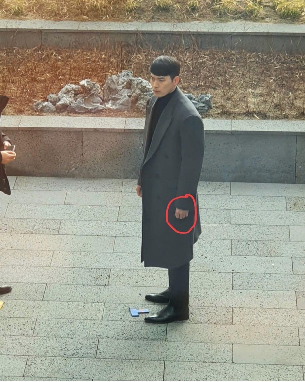 Phát hiện vật thể lạ trên ngón áp út của Hyun Bin ở hậu trường Crash Landing On You, anh đã cưới cô nào rồi ư? - Ảnh 2.