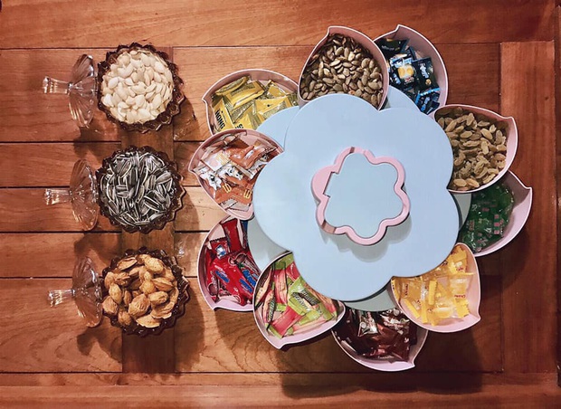 Đã tìm ra khay bánh mứt “quốc dân” nhà nào cũng có dịp Tết này, kẻ khen người chê vì nhìn… hơi sến lại khó sử dụng? - Ảnh 4. Đã tìm ra khay bánh mứt “quốc dân” nhà nào cũng có dịp Tết này, kẻ khen người chê vì nhìn… hơi sến lại khó sử dụng? - Ảnh 4.
