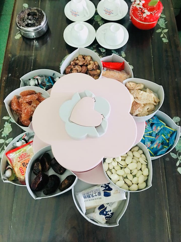 Đã tìm ra khay bánh mứt “quốc dân” nhà nào cũng có dịp Tết này, kẻ khen người chê vì nhìn… hơi sến lại khó sử dụng? - Ảnh 11. Đã tìm ra khay bánh mứt “quốc dân” nhà nào cũng có dịp Tết này, kẻ khen người chê vì nhìn… hơi sến lại khó sử dụng? - Ảnh 11.