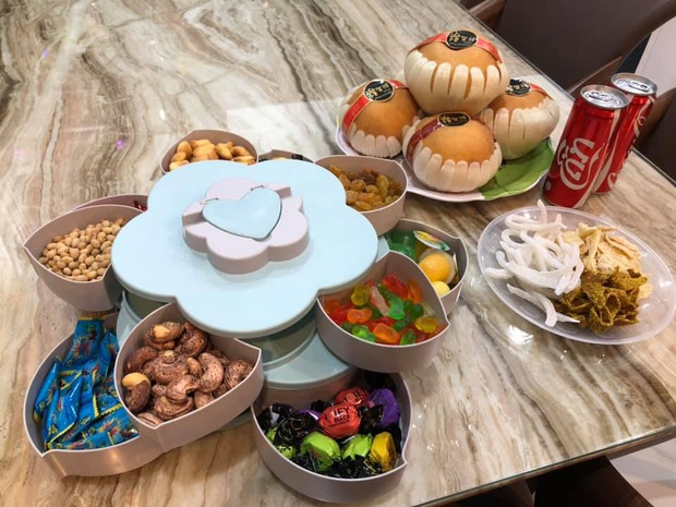 Đã tìm ra khay bánh mứt “quốc dân” nhà nào cũng có dịp Tết này, kẻ khen người chê vì nhìn… hơi sến lại khó sử dụng? - Ảnh 15. Đã tìm ra khay bánh mứt “quốc dân” nhà nào cũng có dịp Tết này, kẻ khen người chê vì nhìn… hơi sến lại khó sử dụng? - Ảnh 15.