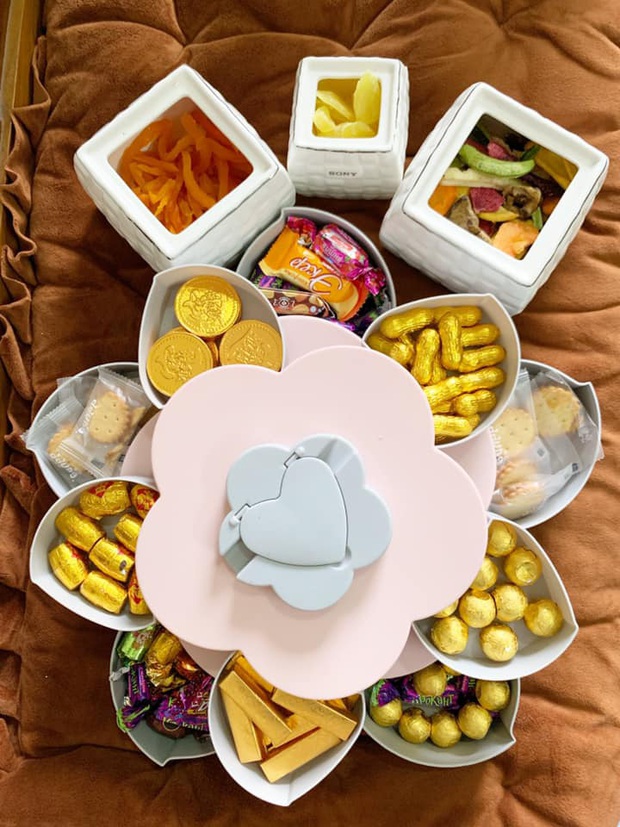 Đã tìm ra khay bánh mứt “quốc dân” nhà nào cũng có dịp Tết này, kẻ khen người chê vì nhìn… hơi sến lại khó sử dụng? - Ảnh 3. Đã tìm ra khay bánh mứt “quốc dân” nhà nào cũng có dịp Tết này, kẻ khen người chê vì nhìn… hơi sến lại khó sử dụng? - Ảnh 3.