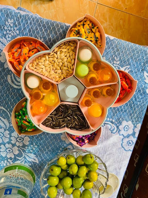 Đã tìm ra khay bánh mứt “quốc dân” nhà nào cũng có dịp Tết này, kẻ khen người chê vì nhìn… hơi sến lại khó sử dụng? - Ảnh 6. Đã tìm ra khay bánh mứt “quốc dân” nhà nào cũng có dịp Tết này, kẻ khen người chê vì nhìn… hơi sến lại khó sử dụng? - Ảnh 6.