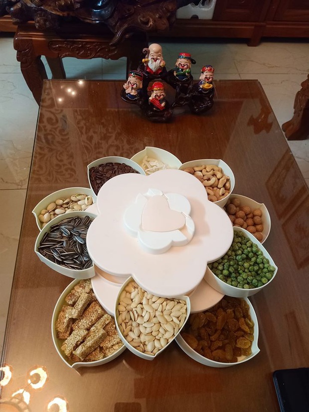 Đã tìm ra khay bánh mứt “quốc dân” nhà nào cũng có dịp Tết này, kẻ khen người chê vì nhìn… hơi sến lại khó sử dụng? - Ảnh 5. Đã tìm ra khay bánh mứt “quốc dân” nhà nào cũng có dịp Tết này, kẻ khen người chê vì nhìn… hơi sến lại khó sử dụng? - Ảnh 5.