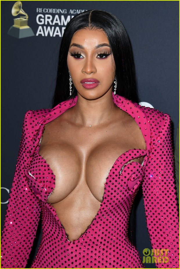 Pre-Grammys red carpet: Cardi B shows off her eye-catching bust with an awkward pose, Avril Lavigne and Miss World compete fiercely - Photo 2.