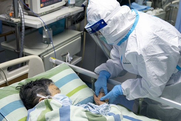 Tết Nguyên Đán trong bệnh viện Vũ Hán: Các y bác sĩ ngày đêm chiến đấu để ngăn sự bùng phát của virus corona, có người lên cơn đau tim vì quá kiệt sức - Ảnh 1. Tết Nguyên Đán trong bệnh viện Vũ Hán: Các y bác sĩ ngày đêm chiến đấu để ngăn sự bùng phát của virus corona, có người lên cơn đau tim vì quá kiệt sức - Ảnh 1.