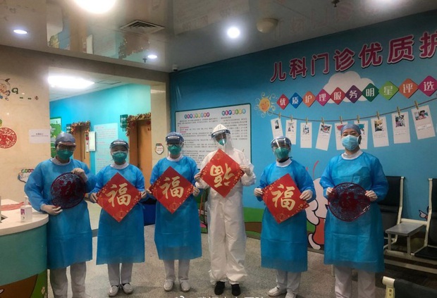 Tết Nguyên Đán trong bệnh viện Vũ Hán: Các y bác sĩ ngày đêm chiến đấu để ngăn sự bùng phát của virus corona, có người lên cơn đau tim vì quá kiệt sức - Ảnh 5. Tết Nguyên Đán trong bệnh viện Vũ Hán: Các y bác sĩ ngày đêm chiến đấu để ngăn sự bùng phát của virus corona, có người lên cơn đau tim vì quá kiệt sức - Ảnh 5.