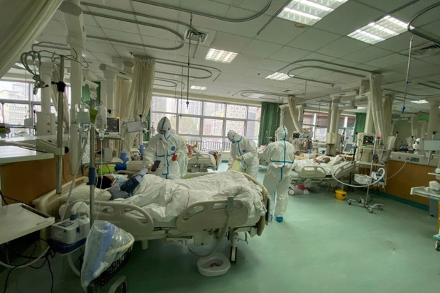 Tết Nguyên Đán trong bệnh viện Vũ Hán: Các y bác sĩ ngày đêm chiến đấu để ngăn sự bùng phát của virus corona, có người lên cơn đau tim vì quá kiệt sức - Ảnh 6. Tết Nguyên Đán trong bệnh viện Vũ Hán: Các y bác sĩ ngày đêm chiến đấu để ngăn sự bùng phát của virus corona, có người lên cơn đau tim vì quá kiệt sức - Ảnh 6.
