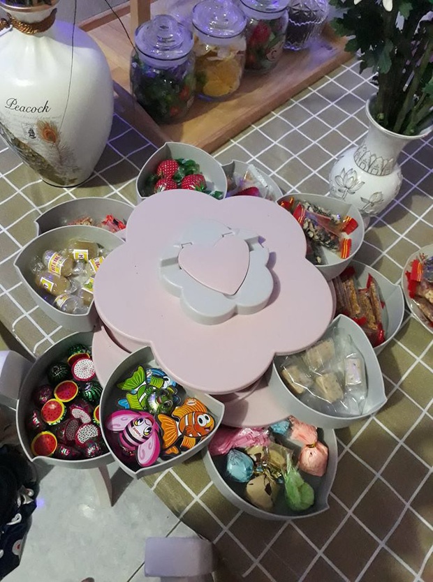 Đã tìm ra khay bánh mứt “quốc dân” nhà nào cũng có dịp Tết này, kẻ khen người chê vì nhìn… hơi sến lại khó sử dụng? - Ảnh 22. Đã tìm ra khay bánh mứt “quốc dân” nhà nào cũng có dịp Tết này, kẻ khen người chê vì nhìn… hơi sến lại khó sử dụng? - Ảnh 22.