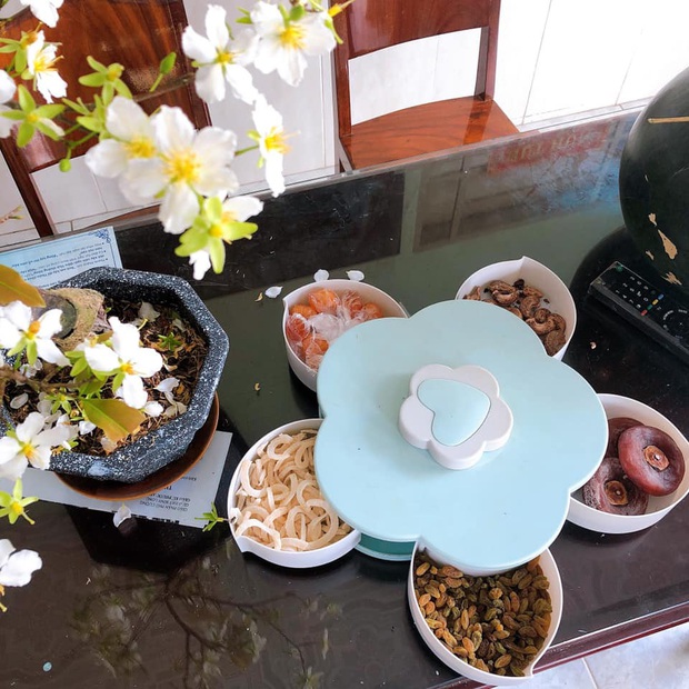 Đã tìm ra khay bánh mứt “quốc dân” nhà nào cũng có dịp Tết này, kẻ khen người chê vì nhìn… hơi sến lại khó sử dụng? - Ảnh 10. Đã tìm ra khay bánh mứt “quốc dân” nhà nào cũng có dịp Tết này, kẻ khen người chê vì nhìn… hơi sến lại khó sử dụng? - Ảnh 10.