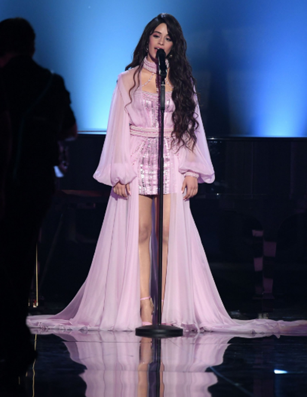 Thoát khỏi cái bóng nhạt nhòa khi đứng cạnh Shawn Mendes, Camila Cabello khiến cha của mình ngồi dưới khán đài khóc nức nở vì cảm động - Ảnh 3. Thoát khỏi cái bóng nhạt nhòa khi đứng cạnh Shawn Mendes, Camila Cabello khiến cha của mình ngồi dưới khán đài khóc nức nở vì cảm động - Ảnh 3.