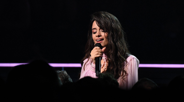 Thoát khỏi cái bóng nhạt nhòa khi đứng cạnh Shawn Mendes, Camila Cabello khiến cha của mình ngồi dưới khán đài khóc nức nở vì cảm động - Ảnh 4. Thoát khỏi cái bóng nhạt nhòa khi đứng cạnh Shawn Mendes, Camila Cabello khiến cha của mình ngồi dưới khán đài khóc nức nở vì cảm động - Ảnh 4.