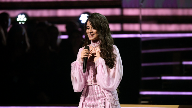 Thoát khỏi cái bóng nhạt nhòa khi đứng cạnh Shawn Mendes, Camila Cabello khiến cha của mình ngồi dưới khán đài khóc nức nở vì cảm động - Ảnh 5. Thoát khỏi cái bóng nhạt nhòa khi đứng cạnh Shawn Mendes, Camila Cabello khiến cha của mình ngồi dưới khán đài khóc nức nở vì cảm động - Ảnh 5.