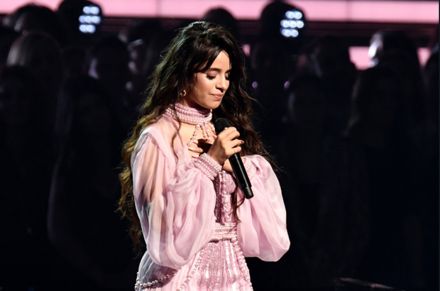Thoát khỏi cái bóng nhạt nhòa khi đứng cạnh Shawn Mendes, Camila Cabello khiến cha của mình ngồi dưới khán đài khóc nức nở vì cảm động - Ảnh 6. Thoát khỏi cái bóng nhạt nhòa khi đứng cạnh Shawn Mendes, Camila Cabello khiến cha của mình ngồi dưới khán đài khóc nức nở vì cảm động - Ảnh 6.