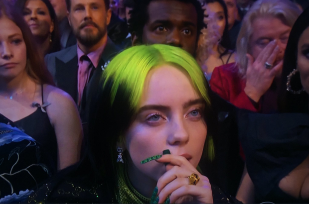 Diễn không có gì nổi bật nhưng Billie Eilish lại chiếm trọn spotlight vì... mải ăn kẹo mút tới nỗi phát ra cả tiếng rộp ngay trên sóng trực tiếp quốc tế! - Ảnh 2. Diễn không có gì nổi bật nhưng Billie Eilish lại chiếm trọn spotlight vì... mải ăn kẹo mút tới nỗi phát ra cả tiếng rộp ngay trên sóng trực tiếp quốc tế! - Ảnh 2.