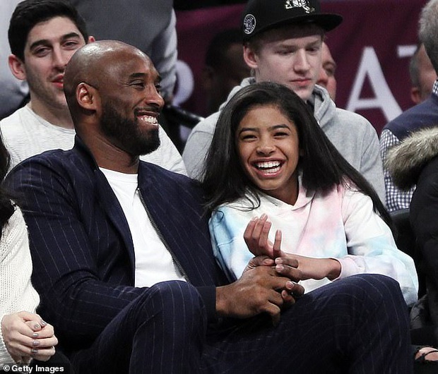 Nhói lòng trước clip ghi lại khoảnh khắc tình cảm của Kobe Bryant và con gái 13 tuổi Gianna, được quay ngay trước khi cả hai thiệt mạng thương tâm sau vụ rơi máy bay - Ảnh 3. Nhói lòng trước clip ghi lại khoảnh khắc tình cảm của Kobe Bryant và con gái 13 tuổi Gianna, được quay ngay trước khi cả hai thiệt mạng thương tâm sau vụ rơi máy bay - Ảnh 3.