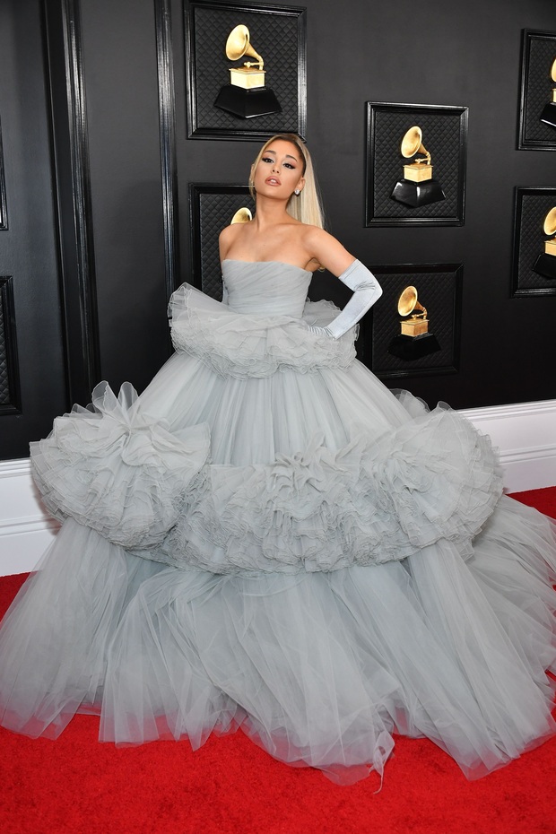 Thứ tồn tại duy nhất trên thảm đỏ Grammy 2020 chính là chiếc đầm công chúa khổng lồ của Ariana Grande, ai khác mặc gì chẳng còn quan trọng! - Ảnh 4.