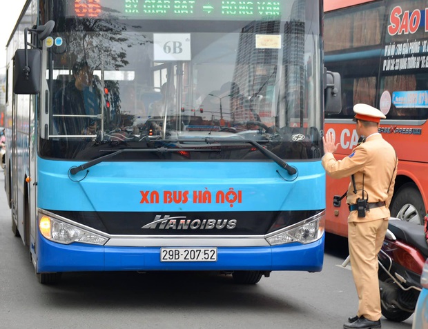 Vi phạm nồng độ cồn, người đàn ông bị tạm giữ phương tiện và GPLX được CSGT vẫy hộ taxi để gia đình tiếp tục du xuân - Ảnh 8. Vi phạm nồng độ cồn, người đàn ông bị tạm giữ phương tiện và GPLX được CSGT vẫy hộ taxi để gia đình tiếp tục du xuân - Ảnh 8.