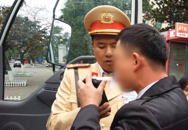 Vi phạm nồng độ cồn, người đàn ông bị tạm giữ phương tiện và GPLX được CSGT vẫy hộ taxi để gia đình tiếp tục du xuân - Ảnh 1. Vi phạm nồng độ cồn, người đàn ông bị tạm giữ phương tiện và GPLX được CSGT vẫy hộ taxi để gia đình tiếp tục du xuân - Ảnh 1.