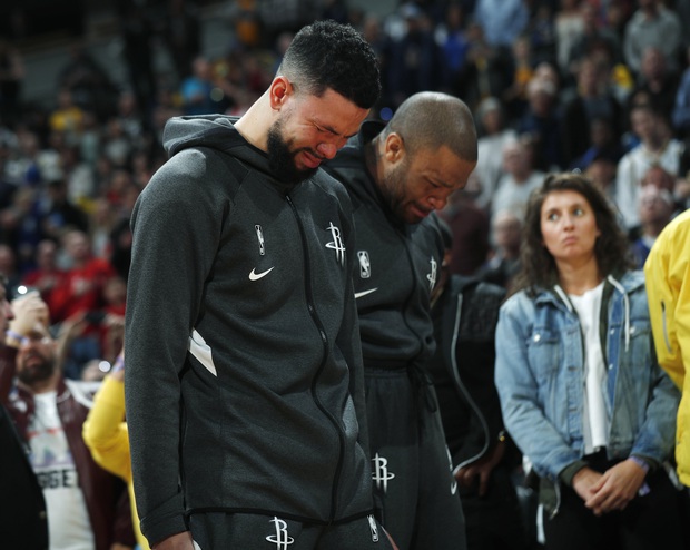 Những giọt nước mắt lăn dài tại NBA trong ngày huyền thoại Kobe Bryant vẫy tay từ biệt - Ảnh 5. Những giọt nước mắt lăn dài tại NBA trong ngày huyền thoại Kobe Bryant vẫy tay từ biệt - Ảnh 5.