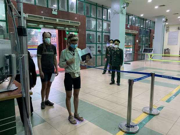 Kiểm tra thân nhiệt tất cả khách xuất nhập cảnh qua cửa khẩu Lào Cai - Ảnh 3. Kiểm tra thân nhiệt tất cả khách xuất nhập cảnh qua cửa khẩu Lào Cai - Ảnh 3.