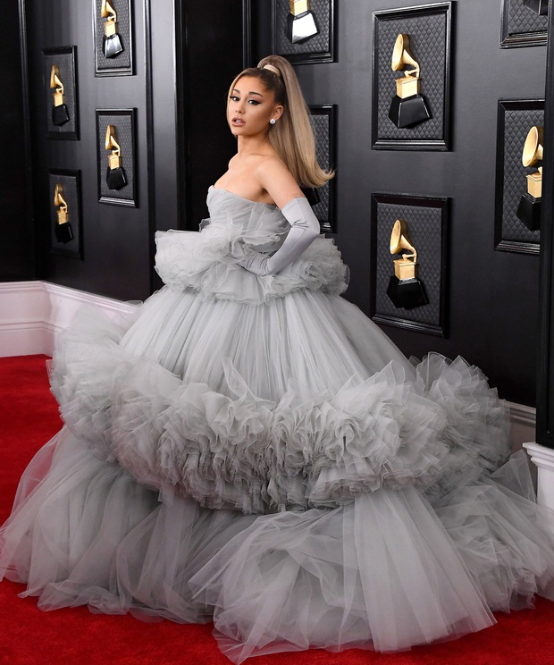 Những bộ cánh đỉnh nhất Grammy 2020 gọi tên váy công chúa của Ariana Grande lẫn set cô đào năm 90 của Dua Lipa - Ảnh 1.