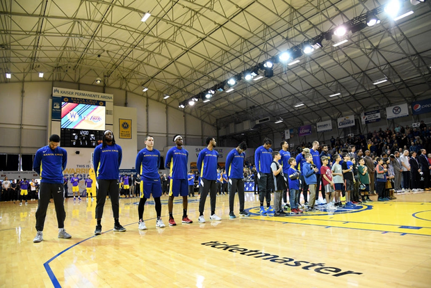 Người hâm mộ trên toàn thế giới khóc thương huyền thoại xấu số Kobe Bryant - Ảnh 9. Người hâm mộ trên toàn thế giới khóc thương huyền thoại xấu số Kobe Bryant - Ảnh 9.
