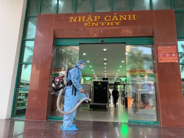 Kiểm tra thân nhiệt tất cả khách xuất nhập cảnh qua cửa khẩu Lào Cai - Ảnh 6. Kiểm tra thân nhiệt tất cả khách xuất nhập cảnh qua cửa khẩu Lào Cai - Ảnh 6.