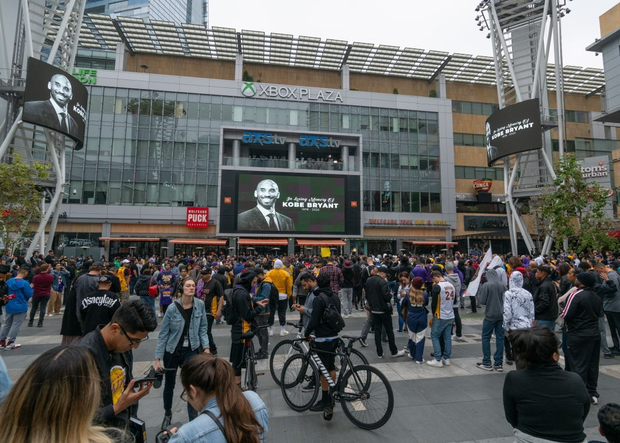Người hâm mộ trên toàn thế giới khóc thương huyền thoại xấu số Kobe Bryant - Ảnh 3. Người hâm mộ trên toàn thế giới khóc thương huyền thoại xấu số Kobe Bryant - Ảnh 3.