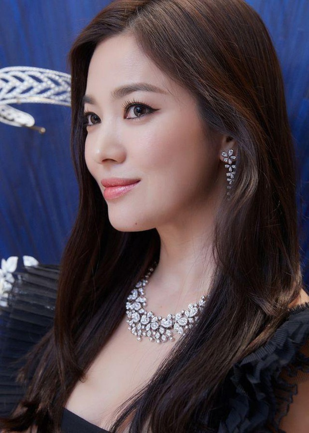 Tuyệt chiêu tô son để có được bờ môi gợi cảm mời gọi như Song Hye Kyo - Ảnh 10. Tuyệt chiêu tô son để có được bờ môi gợi cảm mời gọi như Song Hye Kyo - Ảnh 10.