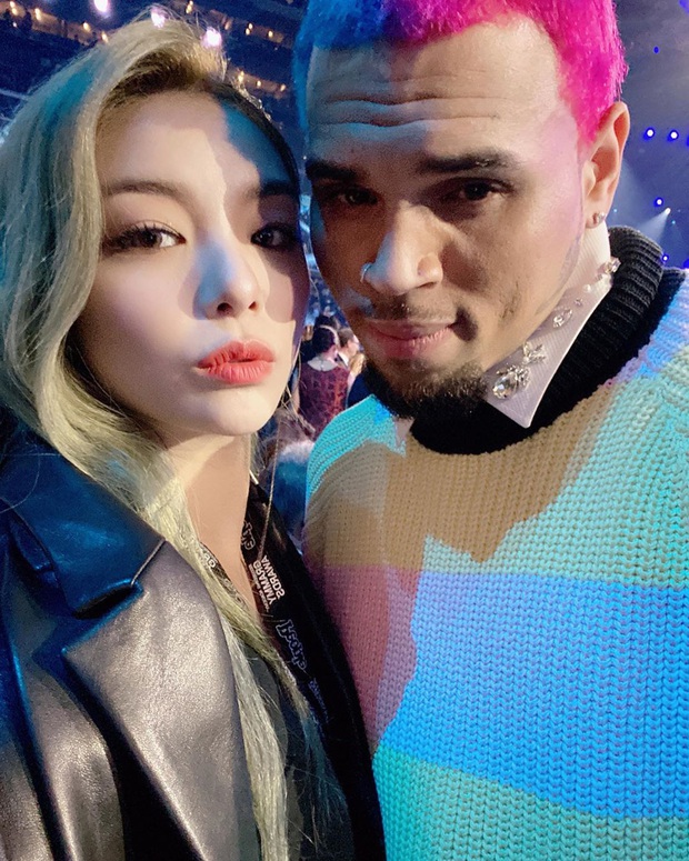 Ảnh selfie tại Grammy gây tranh cãi: Ailee khoe hình với Chris Brown và bị chỉ trích lây vì quá khứ bất hảo của nam ca sĩ - Ảnh 1.