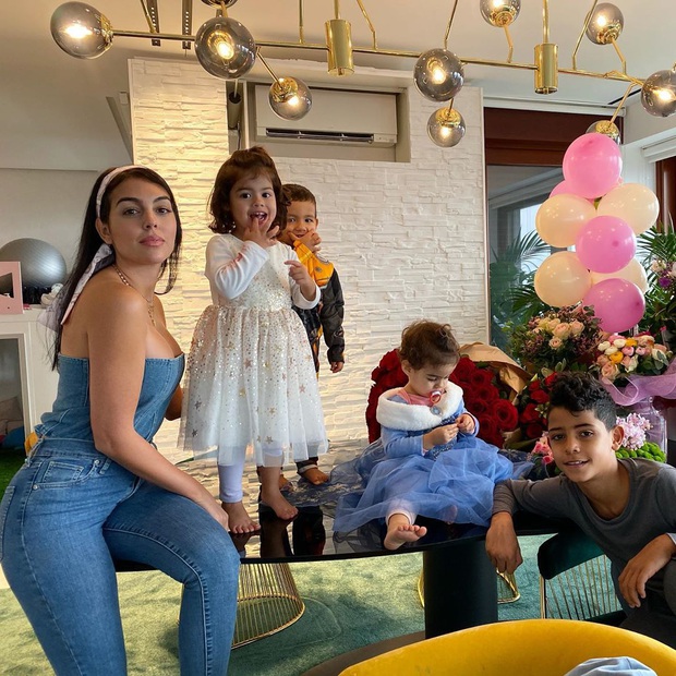 Ronaldo cười như được mùa khi thắng Georgina trong trò chơi rút gỗ, fan hài hước lên tiếng: Chơi mà tính kỹ như thế ai đấu nổi? - Ảnh 4. Ronaldo cười như được mùa khi thắng Georgina trong trò chơi rút gỗ, fan hài hước lên tiếng: Chơi mà tính kỹ như thế ai đấu nổi? - Ảnh 4.