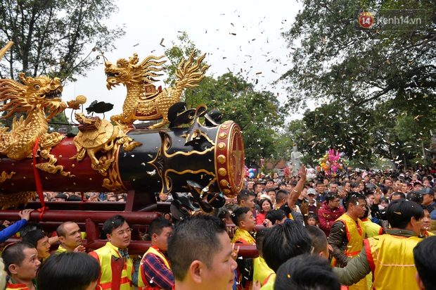 Hàng nghìn người hò reo cổ vũ màn rước pháo và tung hô quan đám tại lễ hội Đồng Kỵ - Ảnh 11. Hàng nghìn người hò reo cổ vũ màn rước pháo và tung hô quan đám tại lễ hội Đồng Kỵ - Ảnh 11.