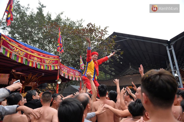 Hàng nghìn người hò reo cổ vũ màn rước pháo và tung hô quan đám tại lễ hội Đồng Kỵ - Ảnh 13. Hàng nghìn người hò reo cổ vũ màn rước pháo và tung hô quan đám tại lễ hội Đồng Kỵ - Ảnh 13.