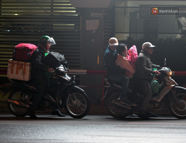 Người dân ùn ùn đổ về Thủ đô ngày mồng 4 tết trong cái lạnh 14 độ, cửa ngõ phía nam Hà Nội ùn tắc kéo dài - Ảnh 17. Người dân ùn ùn đổ về Thủ đô ngày mồng 4 tết trong cái lạnh 14 độ, cửa ngõ phía nam Hà Nội ùn tắc kéo dài - Ảnh 17.
