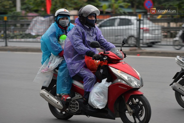 Người dân ùn ùn đổ về Thủ đô ngày mồng 4 tết trong cái lạnh 14 độ, cửa ngõ phía nam Hà Nội ùn tắc kéo dài - Ảnh 11. Người dân ùn ùn đổ về Thủ đô ngày mồng 4 tết trong cái lạnh 14 độ, cửa ngõ phía nam Hà Nội ùn tắc kéo dài - Ảnh 11.