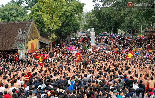 Hàng nghìn người hò reo cổ vũ màn rước pháo và tung hô quan đám tại lễ hội Đồng Kỵ - Ảnh 17. Hàng nghìn người hò reo cổ vũ màn rước pháo và tung hô quan đám tại lễ hội Đồng Kỵ - Ảnh 17.