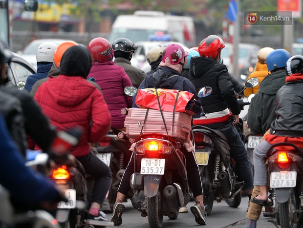 Người dân ùn ùn đổ về Thủ đô ngày mồng 4 tết trong cái lạnh 14 độ, cửa ngõ phía nam Hà Nội ùn tắc kéo dài - Ảnh 16. Người dân ùn ùn đổ về Thủ đô ngày mồng 4 tết trong cái lạnh 14 độ, cửa ngõ phía nam Hà Nội ùn tắc kéo dài - Ảnh 16.