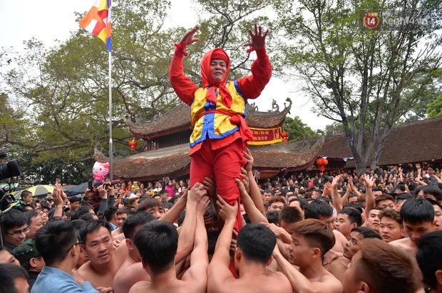 Hàng nghìn người hò reo cổ vũ màn rước pháo và tung hô quan đám tại lễ hội Đồng Kỵ - Ảnh 14. Hàng nghìn người hò reo cổ vũ màn rước pháo và tung hô quan đám tại lễ hội Đồng Kỵ - Ảnh 14.