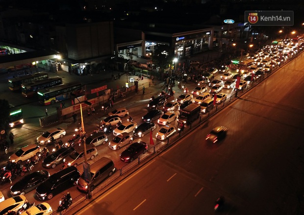 Người dân ùn ùn đổ về Thủ đô ngày mồng 4 tết trong cái lạnh 14 độ, cửa ngõ phía nam Hà Nội ùn tắc kéo dài - Ảnh 20. Người dân ùn ùn đổ về Thủ đô ngày mồng 4 tết trong cái lạnh 14 độ, cửa ngõ phía nam Hà Nội ùn tắc kéo dài - Ảnh 20.