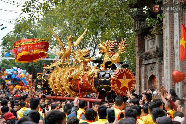 Hàng nghìn người hò reo cổ vũ màn rước pháo và tung hô quan đám tại lễ hội Đồng Kỵ - Ảnh 9. Hàng nghìn người hò reo cổ vũ màn rước pháo và tung hô quan đám tại lễ hội Đồng Kỵ - Ảnh 9.