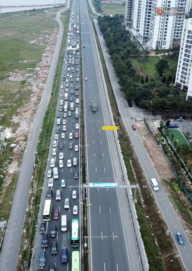 Người dân ùn ùn đổ về Thủ đô ngày mồng 4 tết trong cái lạnh 14 độ, cửa ngõ phía nam Hà Nội ùn tắc kéo dài - Ảnh 5. Người dân ùn ùn đổ về Thủ đô ngày mồng 4 tết trong cái lạnh 14 độ, cửa ngõ phía nam Hà Nội ùn tắc kéo dài - Ảnh 5.