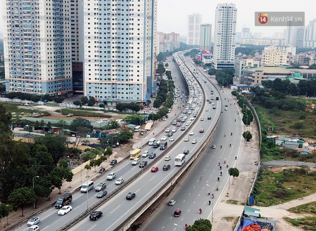 Người dân ùn ùn đổ về Thủ đô ngày mồng 4 tết trong cái lạnh 14 độ, cửa ngõ phía nam Hà Nội ùn tắc kéo dài - Ảnh 1. Người dân ùn ùn đổ về Thủ đô ngày mồng 4 tết trong cái lạnh 14 độ, cửa ngõ phía nam Hà Nội ùn tắc kéo dài - Ảnh 1.