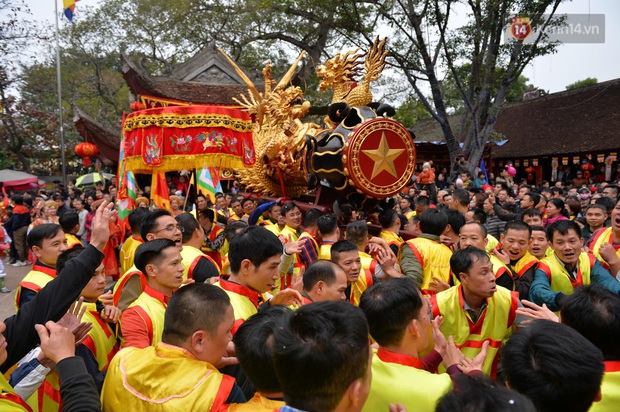 Hàng nghìn người hò reo cổ vũ màn rước pháo và tung hô quan đám tại lễ hội Đồng Kỵ - Ảnh 10. Hàng nghìn người hò reo cổ vũ màn rước pháo và tung hô quan đám tại lễ hội Đồng Kỵ - Ảnh 10.