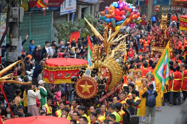 Hàng nghìn người hò reo cổ vũ màn rước pháo và tung hô quan đám tại lễ hội Đồng Kỵ - Ảnh 7. Hàng nghìn người hò reo cổ vũ màn rước pháo và tung hô quan đám tại lễ hội Đồng Kỵ - Ảnh 7.